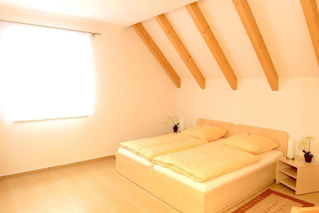 Weißenbergフェリエンヴォヌンゲン ヴェイヒャー ホフアパートメント 部屋 写真
