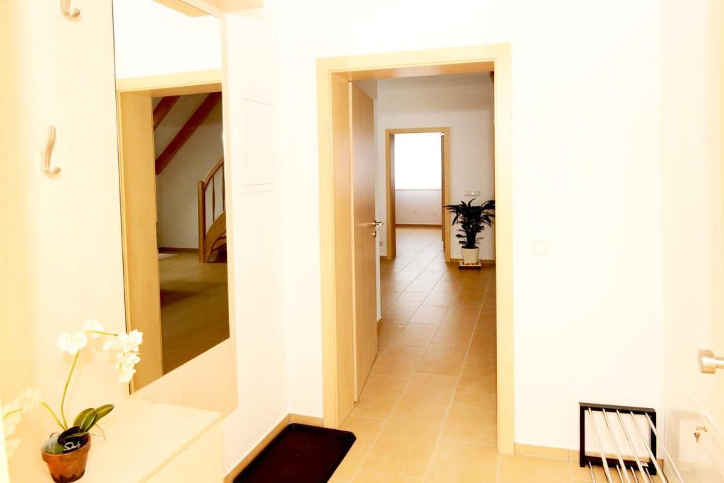 Weißenbergフェリエンヴォヌンゲン ヴェイヒャー ホフアパートメント 部屋 写真