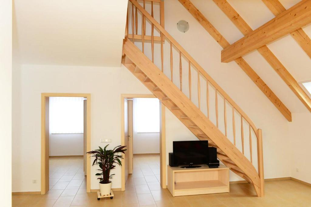 Weißenbergフェリエンヴォヌンゲン ヴェイヒャー ホフアパートメント 部屋 写真